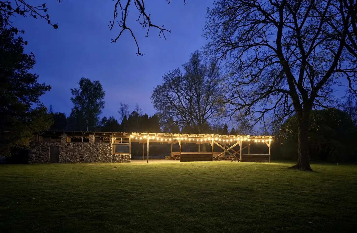 Grillmaja õhtul